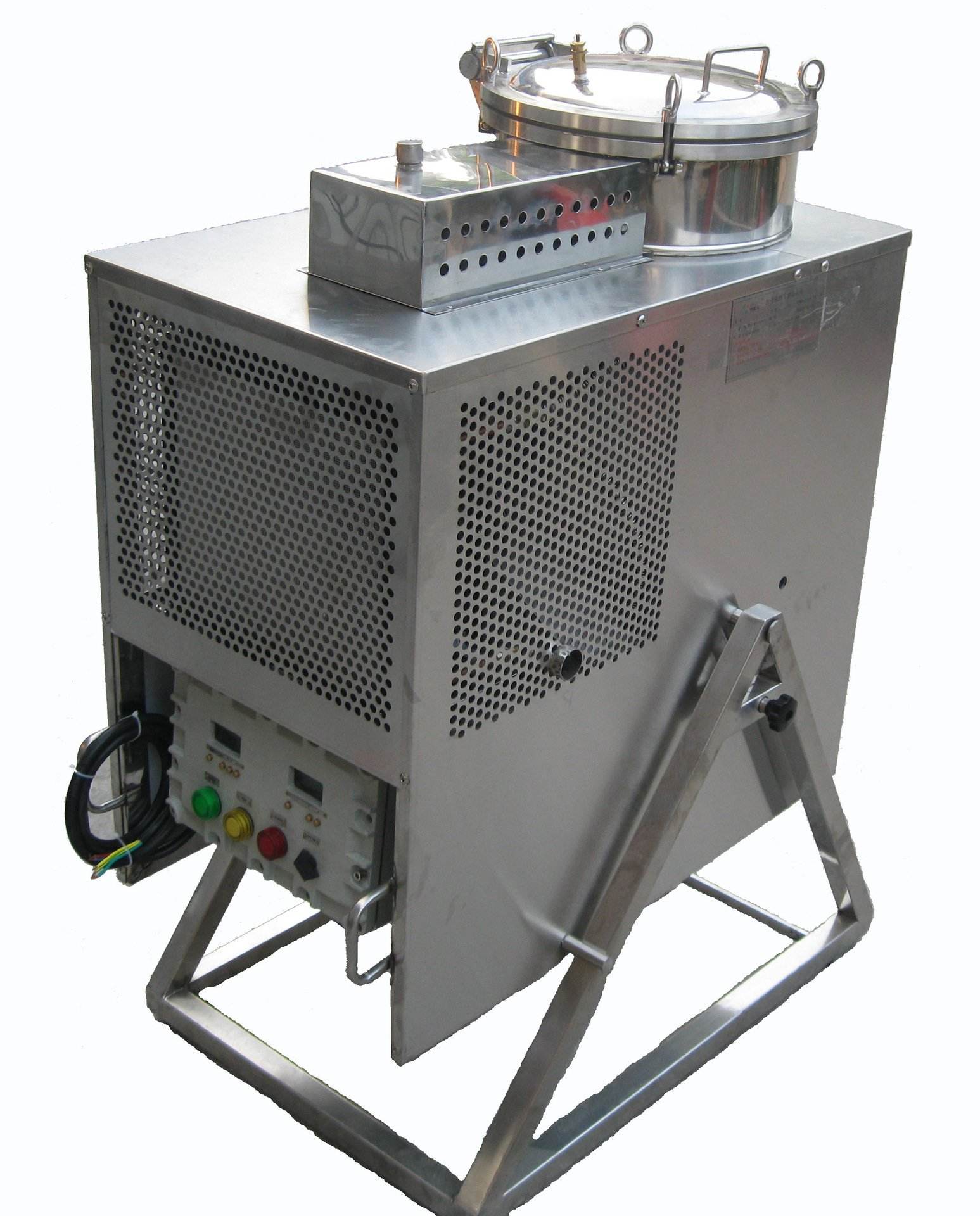 有機溶劑回收凈化系統(tǒng)是在是在傳統(tǒng)溶劑氣體回收技術(shù)的基礎(chǔ)上研發(fā)出的具有自主知識產(chǎn)權(quán)的，通過氣體的吸附和解吸過程對揮發(fā)性溶劑進行回收，回收效率９5％以上，并可根據(jù)不同溶劑的性質(zhì)和用戶需要提供個性化解決方案。