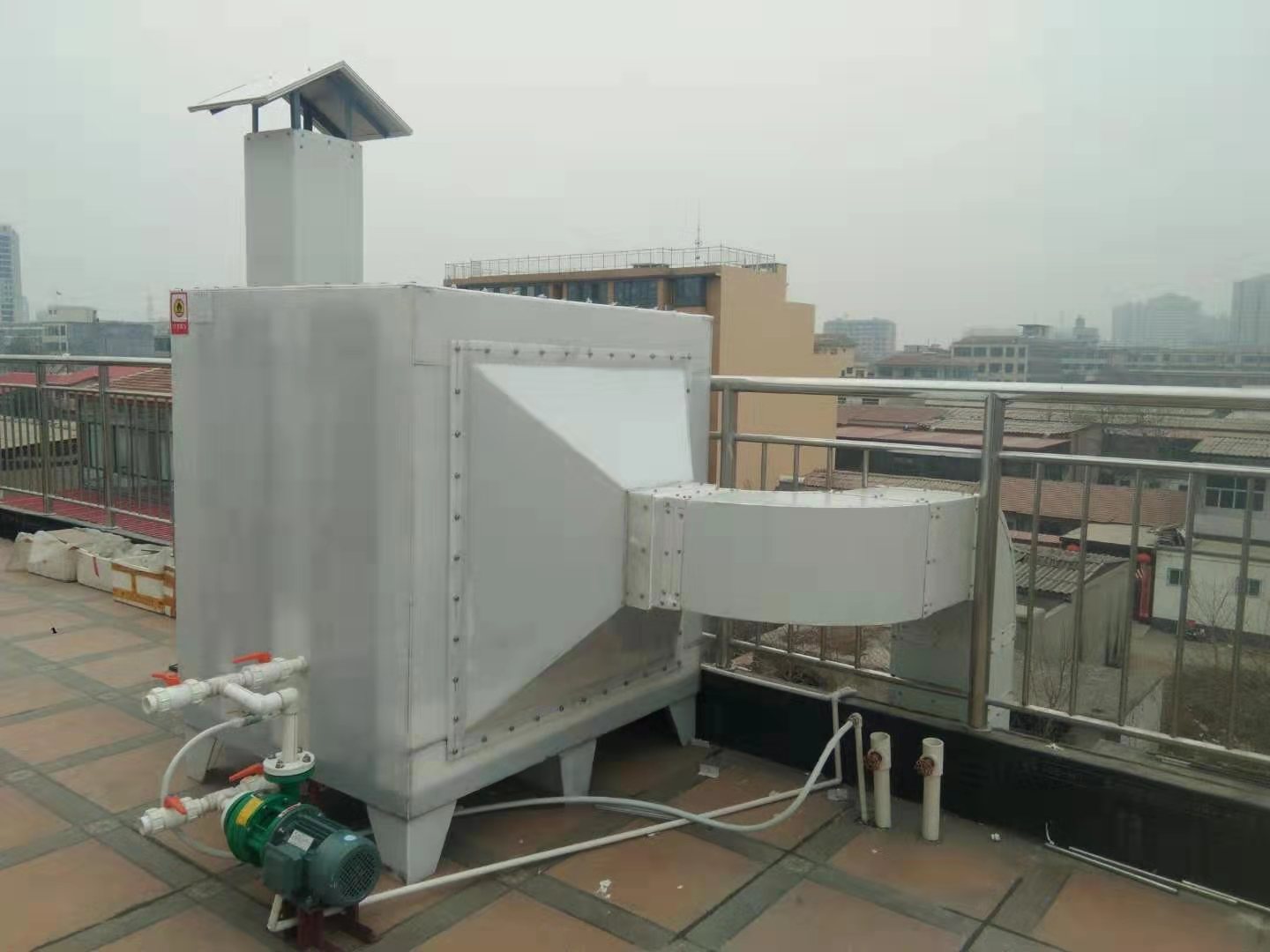 電線電纜廠廢氣異味處理采用設(shè)備方案，活性炭吸附塔,是一種經(jīng)濟實用型有機廢氣的凈化與治理裝置;是一種廢氣過濾吸附異味的環(huán)保設(shè)備產(chǎn)品。